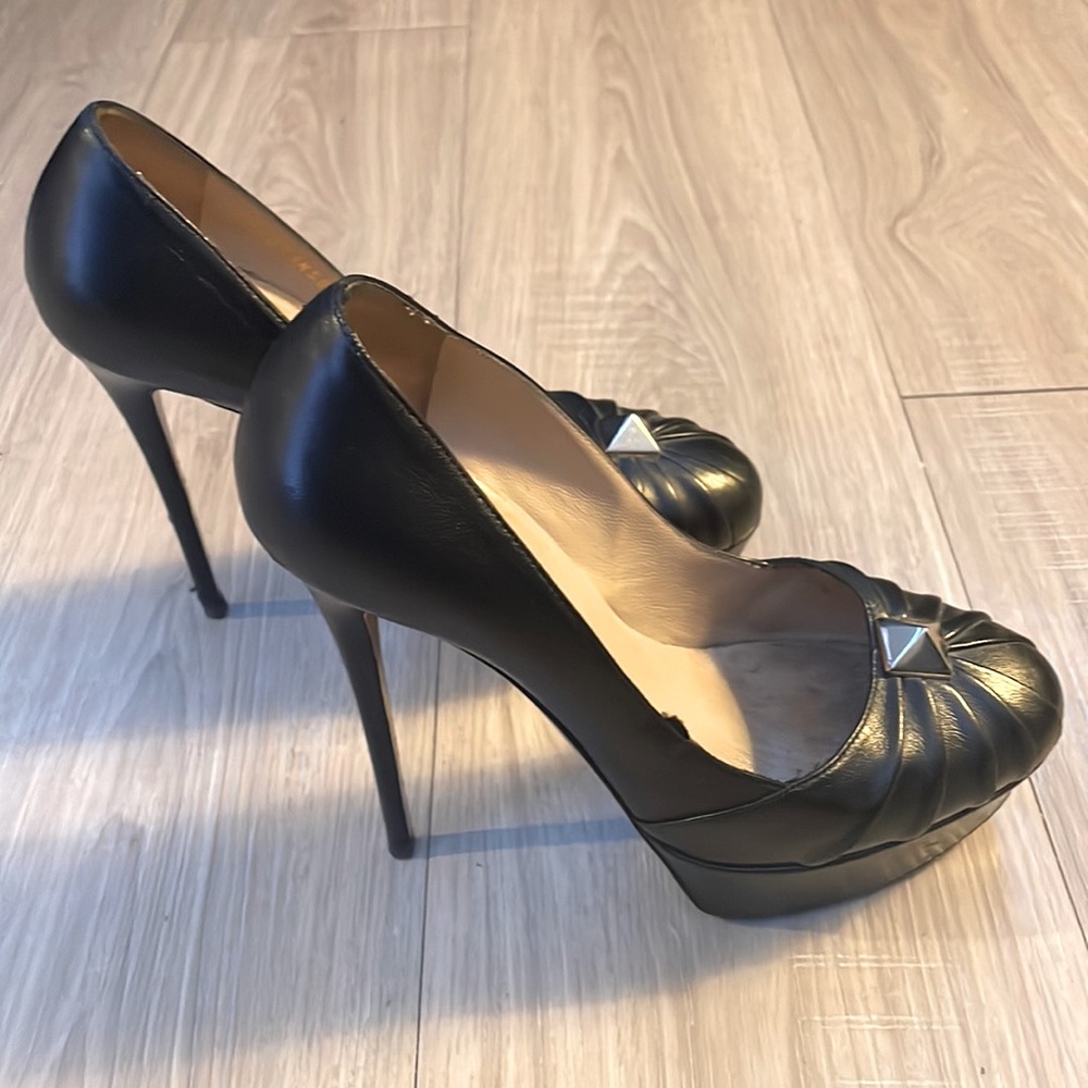 🎉PRICE DROP🎉 Valentino Garavani Rockstud pleated black stiletto pumps - Picture 1 of 11